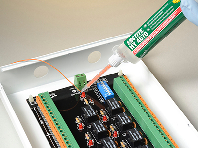 Foto Adhesión sin límites con la nueva innovación tecnológica de LOCTITE. Los adhesivos híbridos combinan resistencia y rapidez.